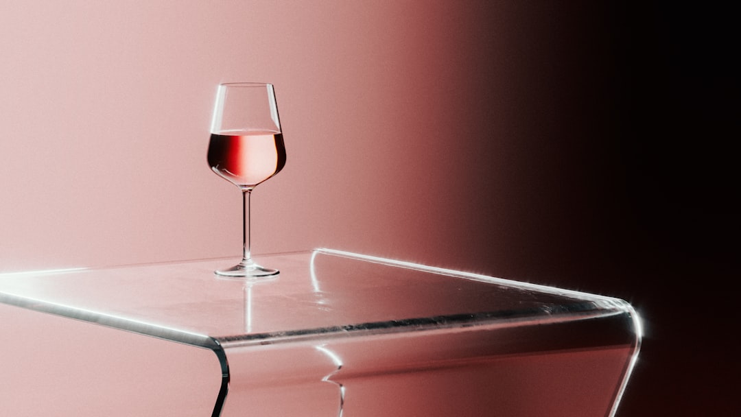 Copa de vino tinto de La Rioja en Logroño, capital riojana